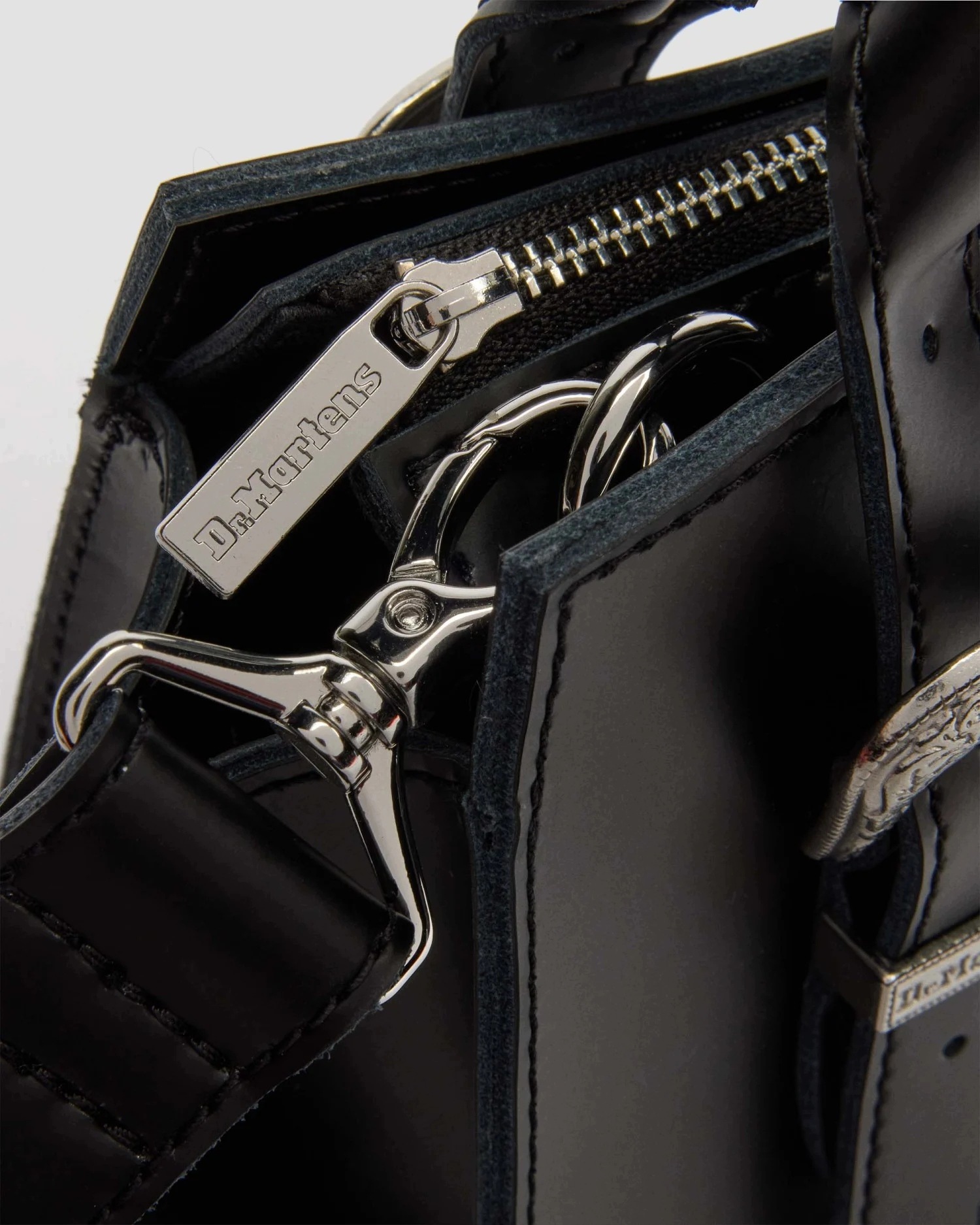 Dr. Martens Small Tote Buckle Torebka Skórzana Czarna z Klamrami Kiev - obrazek 7